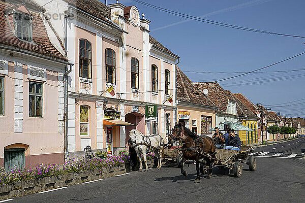 Pferd und Wagen auf der Hauptstraße des Dorfes Birthälm  Kreis Sibu  Siebenbürgen  Rumänien; Birthälm  Siebenbürgen  Rumänien