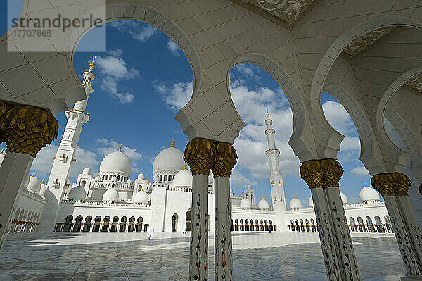 Innenhof der Großen Scheich-Zayed-Moschee  Abu Dhabi  Vereinigte Arabische Emirate