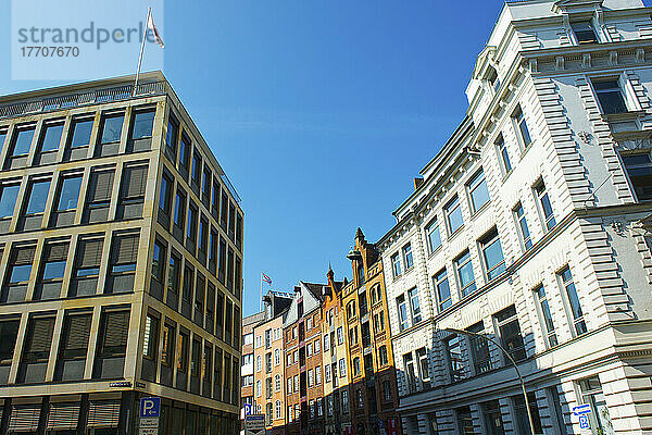 Wohn- und Bürogebäude unter blauem Himmel; Hamburg  Deutschland