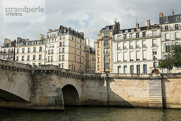 Blick auf die Pariser Stadtlandschaft und Architektur von einer Bootsfahrt auf der Seine; Paris  Frankreich