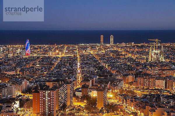 Blick auf die Stadt Barcelona vom Turo De La Rovira; Barcelona  Katalonien  Spanien