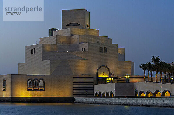 Museum für Islamische Kunst in der Abenddämmerung; Doha  Katar