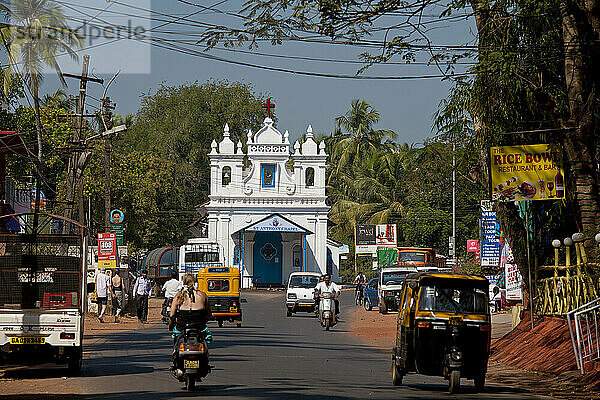 Verkehr vor der St. Antonius-Kapelle; Goa  Indien