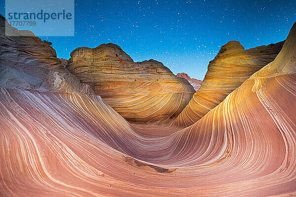 Eine Sternschnuppe zieht über die Sandsteinformation Wave in Coyote Buttes North  Paria Canyon  Vermillion Cliffs Wilderness.