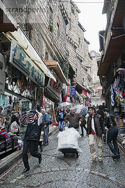 Fußgänger in einer Straße mit Geschäften; Istanbul  Türkei