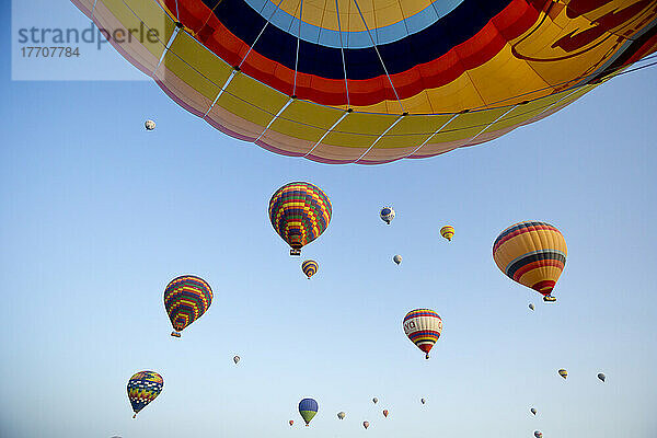 Heißluftballonfahrten über dem historischen Goreme-Nationalpark in der Türkei; Goreme  Kappadokien  Türkei