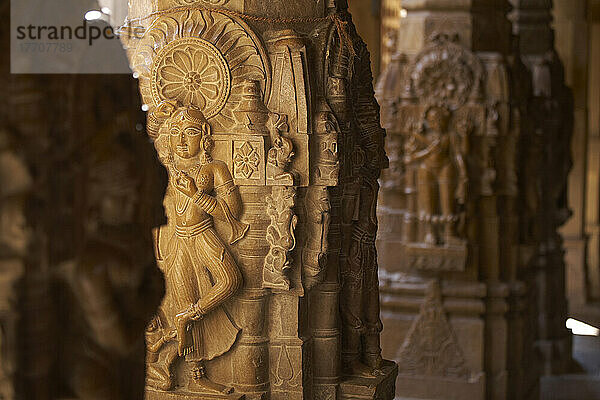 Schnitzereien auf Säulen im Jain-Tempel Jaisalmer Rajasthan Indien