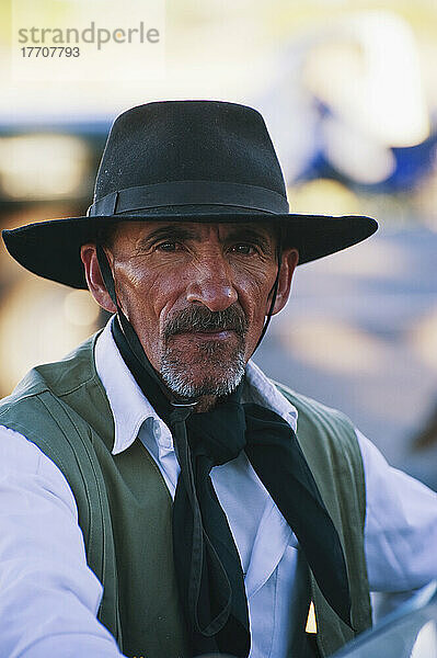 Porträt eines Mannes mit Krempenhut und Schal; Malargue  Argentinien