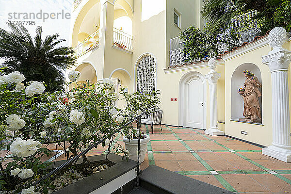 Dekorative architektonische Merkmale eines Einkaufsviertels in Capri  Italien; Capri  Neapel  Italien