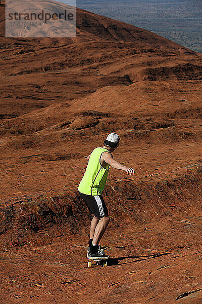 Skateboarden auf dem Uluru  früher bekannt als Ayers Rock; Northern Territory  Australien