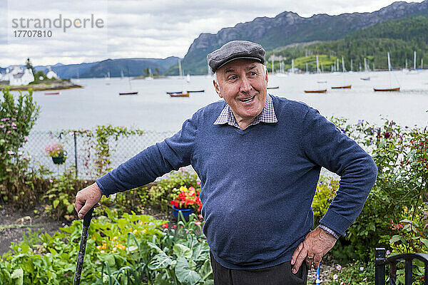 Ein schottischer Mann posiert für ein Porträt in seinem Garten; Plockton  Schottland