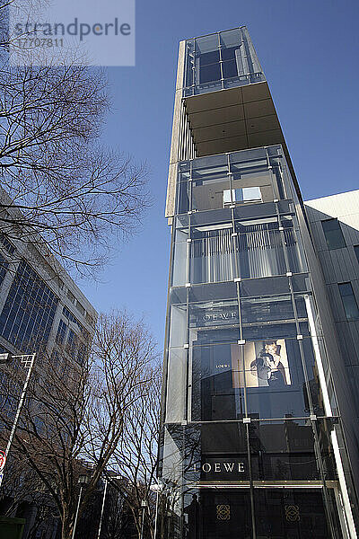 One Omotesando (2003) von Architekt Kengo Kuma. Dieses Gebäude beherbergt die Flagship-Stores der Luxusmarken Fendi  Celine  Donna Karan New York und Loewe  wie hier zu sehen. Blick von der U-Bahn-Station Omotesando.