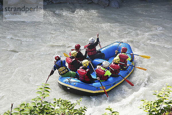 Wildwasser-Rafting auf dem Fluss L'arve im Chamonix-Mont-Blanc-Tal; Frankreich