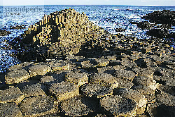 Die mondähnliche Landschaft des Giant's Causeway; Grafschaft Antrim  Irland