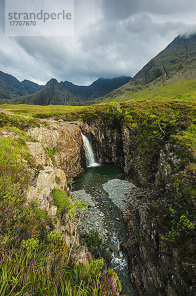 Wasserfall in Coire Na Creiche (The Fairy Pools) in der Nähe von Glen Brittle mit den Hügeln der Black Cuillin im Hintergrund; Isle of Skye  Schottland