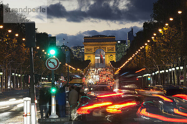 Champs Elysees und Arc De Triomphe in der Abenddämmerung weihnachtlich geschmückt; Paris  Frankreich