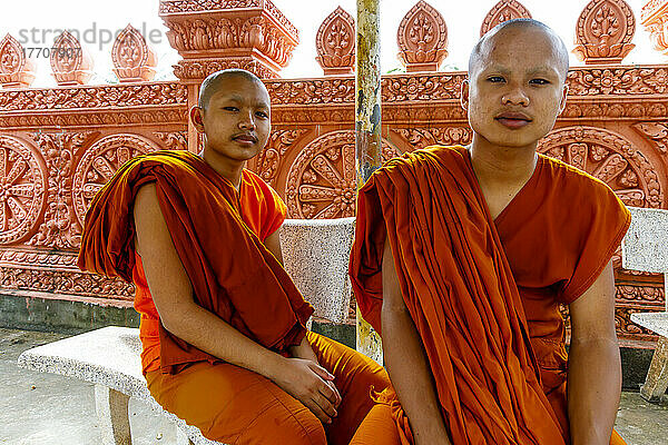 Zwei junge Mönche in safranfarbenen Gewändern in einem buddhistischen Kloster  Sihanoukville  Kambodscha; Krong Preah Sihanouk  Sihanoukville  Kambodscha