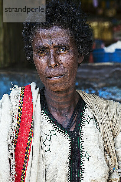 Porträt einer Frau mit tätowiertem Hals; Äthiopien