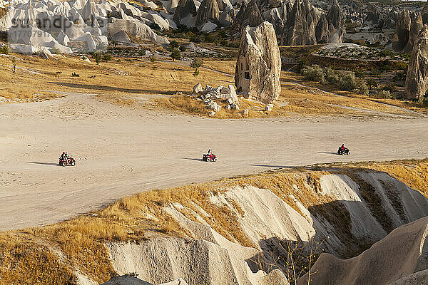 Touristen fahren auf Geländewagen eine Straße im Rosental hinunter; Kappadokien  Türkei