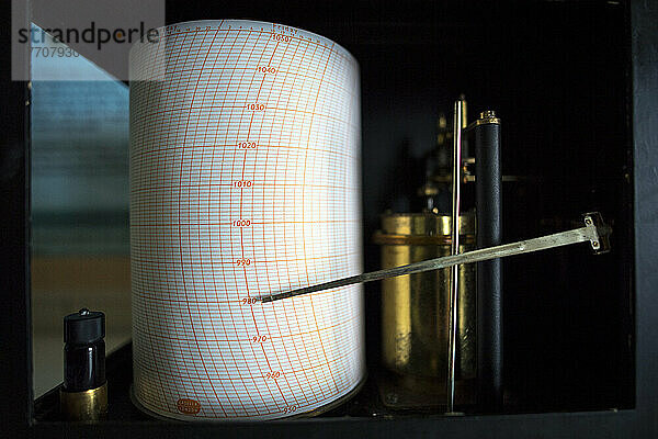 Ein wissenschaftliches Messinstrument  das als Barograph bekannt ist und zur Messung des atmosphärischen Drucks verwendet wird; Antarktis