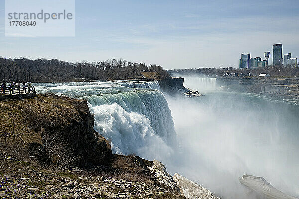 Touristen genießen die Aussicht auf die Niagarafälle  Grenze zwischen Ontario und New York  Kanada und Vereinigte Staaten von Amerika