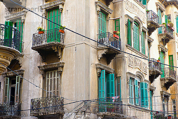 Ein Wohngebäude mit bunten Fensterverkleidungen und Fensterläden und Balkonen; Beirut  Libanon