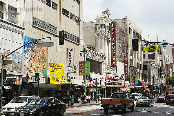 Belebte Straße mit bunten Schildern an Gebäuden; Kalifornien  Vereinigte Staaten von Amerika