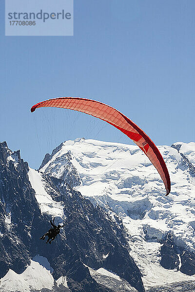 Tandem-Gleitschirmflug über dem Tal von Chamonix-Mont Blanc  mit dem Mont Blanc im Hintergrund; Frankreich