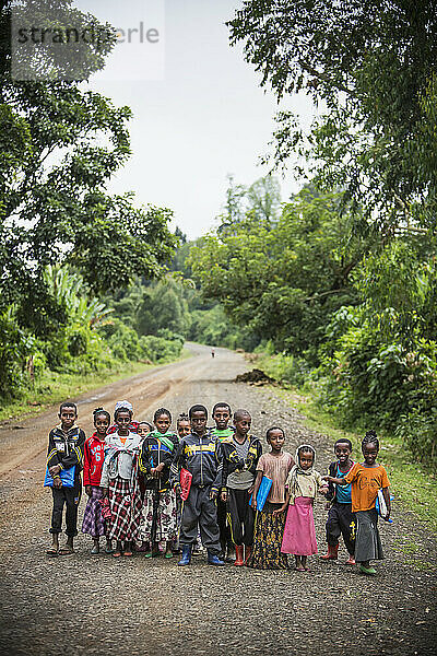 Schulkinder auf dem Weg zur Schule auf holprigen Straßen im Hochland von Äthiopien; Äthiopien