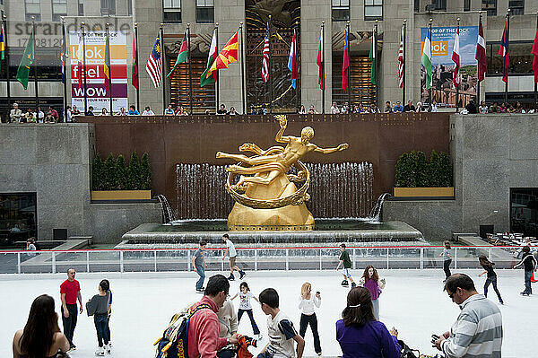 Menschen Schlittschuhlaufen in der Rockefeller Center Ice Rink  Midtown Manhattan  New York  Usa