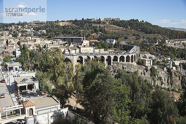 Sidi-Rached-Brücke über die Schlucht des Oued Rhumel  vom Grand Hotel Cirta aus gesehen; Constantine  Algerien