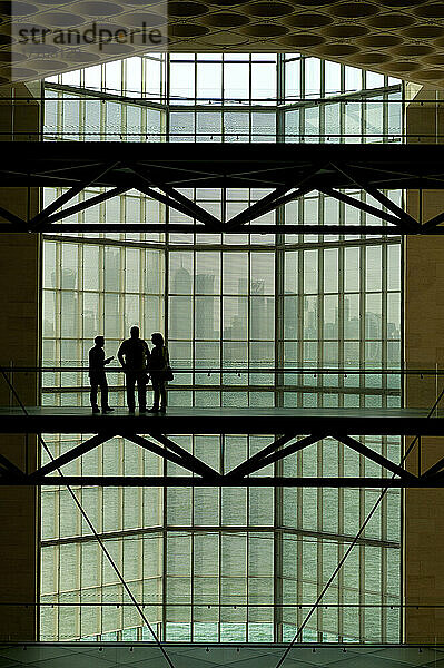 Silhouette von Menschen vor einem großen Fenster im Museum für Islamische Kunst zur modernen Skyline von Doha; Doha  Katar