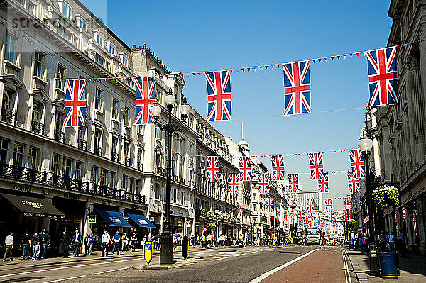 Union Jacks dekoriert die Regent Street in Central London  London  UK