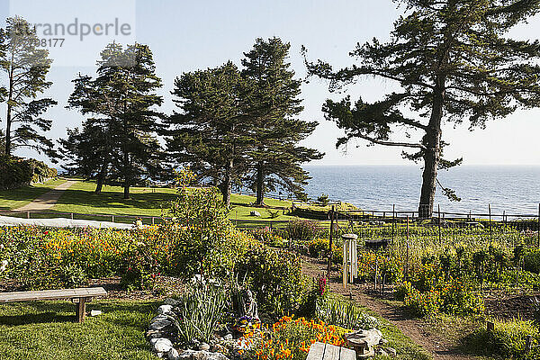 Ein Park mit Wegen und Gärten entlang der Küste; Kalifornien  Vereinigte Staaten von Amerika