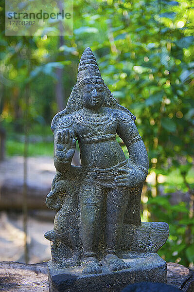 Eine Statue in einem Garten; Ulpotha  Embogama  Sri Lanka