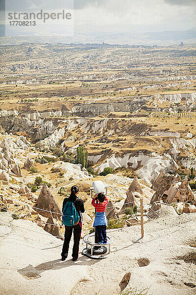 Touristen mit Blick von der Spitze der Burg Uchisar; Uchisar  Kappadokien  Türkei