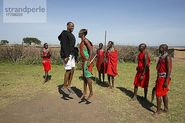 Massai-Tänzer im Maasai Mara National Reserve  Kenia  Afrika; Narok  Narok County  Kenia