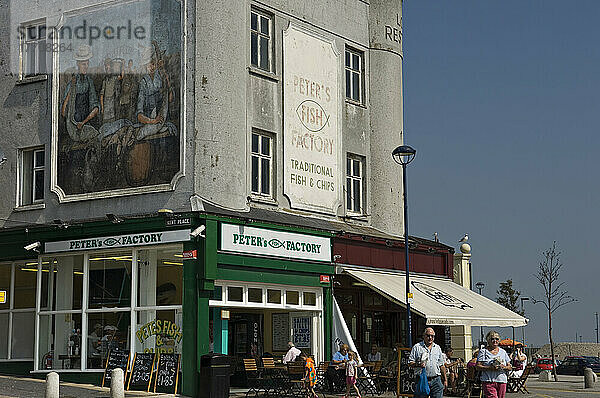 Cafe Society  mit Bars und Restaurants am Wasser und Blick auf den Yachthafen; Ramsgate  Thanet  Kent  England