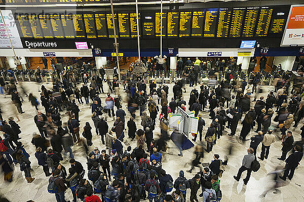 Menschenmenge in der Waterloo Station; London  England