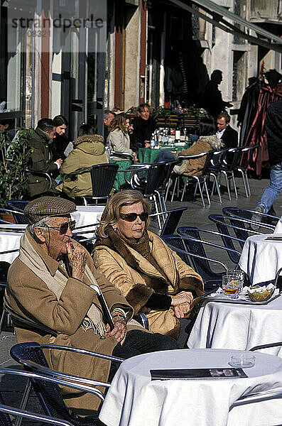 Ehepaar in einem Café auf dem Campo San Stefano. Venedig  Italien.
