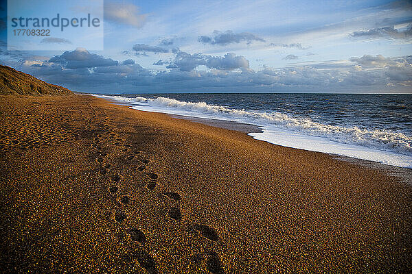 Fußspuren im Sand der zerklüfteten Küste von Dorset am Chesil Beach; Dorset  England