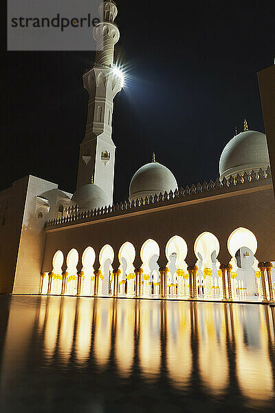 Große Sheikh-Zayed-Moschee bei Nacht; Abu Dhabi  Vereinigte Arabische Emirate