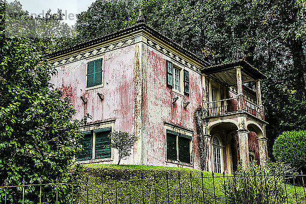 Ein altes Haus mit verwitterter rosa Fassade; Furnas  Sao Miguel  Azoren  Portugal