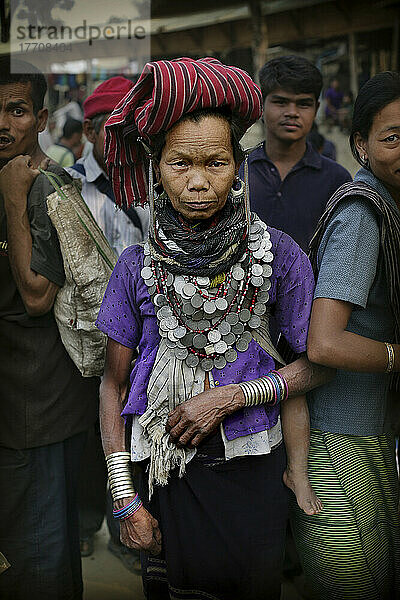 Bru-Stammesdame mit traditionellem Schmuck  auch bekannt als Reang-Stamm  Naisingpara-Flüchtlingslager  Tripura  Nordoststaaten  Indien Bild: Copyright Timothy Allen / Axiom