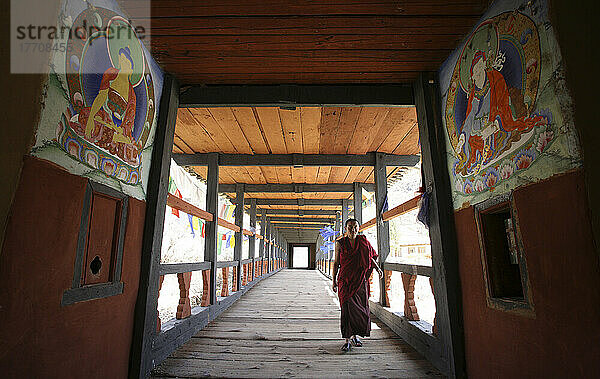 Überdachte Brücke über den Fluss in Paro  das Paro-Tal  Bhutan