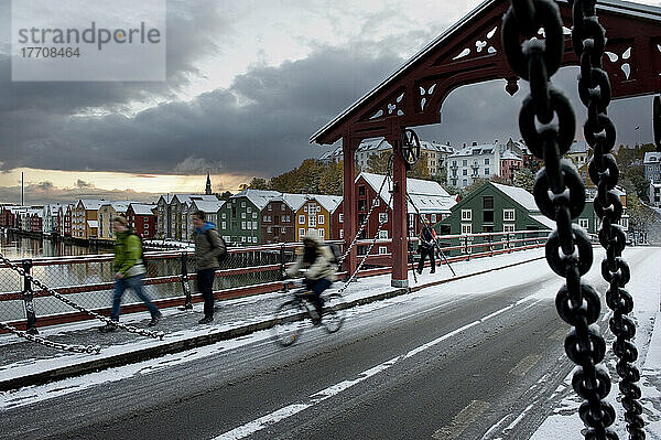 Winterschnee auf der Altstädter Brücke über den Fluss Nidelva; Trondheim  Norwegen