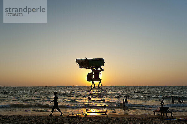 Rettungsschwimmerturm bei Sonnenuntergang am Strand; Goa  Indien