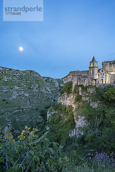 Vollmond über den antiken Höhlenwohnungen und der Kirche der Sassi di Matera  Basilicata  Italien; Matera  Basilicata  Italien