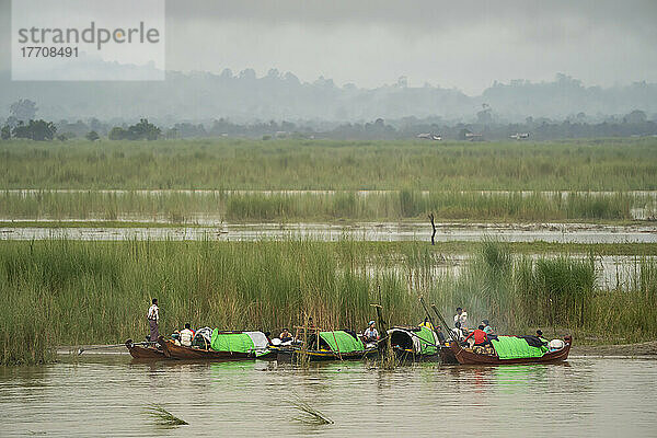 Boote und Menschen am Flussufer der Stadt Bharmo am Ayeyarwady (Irrawaddy)-Fluss  Kachin  Myanmar/Burma; Bharmo  Kachin  Myanmar