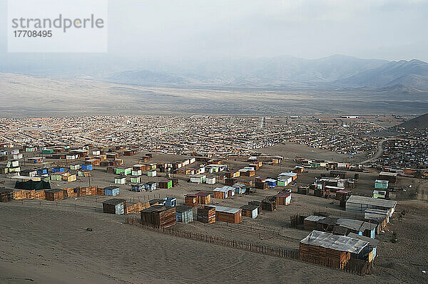 Behausungen in einem Dorf in einer trockenen  sandigen Landschaft mit Dunst; Ancon  Peru